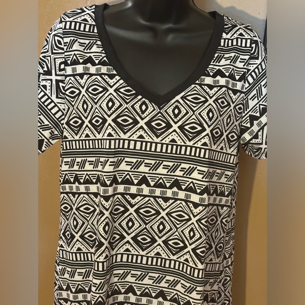 Lularoe Aztec Blk/Wht Christy Tee - Picture 2 of 6